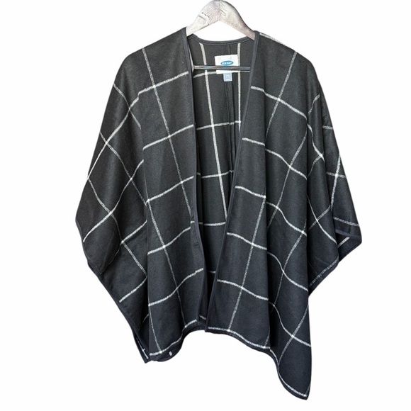 Old Navy Sweaters - Old Navy Black and White Plaid Shawl Size M-L